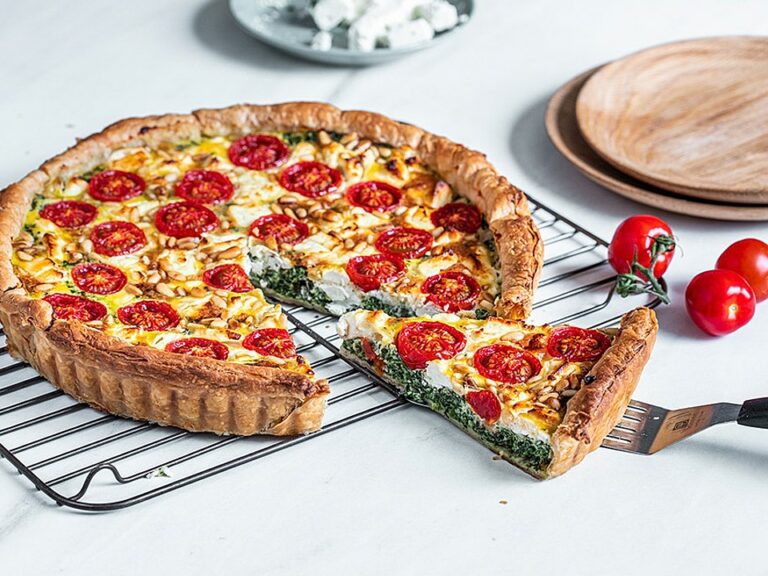 quiche-mit-spinat-feta-tomaten-und-pinienkernen